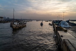 Accra;-Ghana;-Jamestown;-fishing-harbour;-Jamestown-harbour;-breakwater;-quay;-pirogue;-wooden-fishing-boat;-sunrise;-skyline;-port-infrastructure;-artisanal-fishing;-fishing-community;-Gulf-of-Guinea;-West-Africa;-modernisation;-documentary-photography;-Kaleidos;-Kaleidos-images;-La-parole-à-limage;-Stories-Pictures;-Tarek-Charara